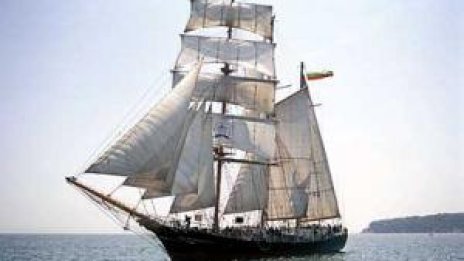 Баркентината "Калиакра" има леки повреди след буря в Северно море