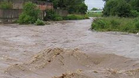 Обстановката в страната е сложна, на места започва да се нормализира