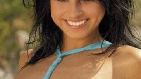 Най-надарената звезда от Playmate конкурса обязди жребец за Плейбой