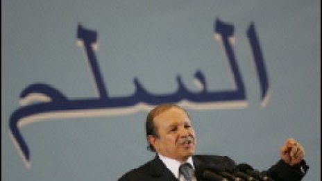 В Алжир се провежда референдум върху президентска харта