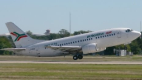 Български самолет с 80 души на борда се върна заради повреда