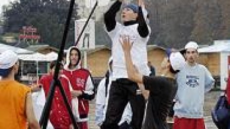 150 ученици играха стрийтбол на дъжда пред НДК