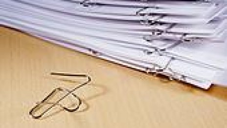 Вдигат заплатите с 5% и съкращават 10% от държавните служители