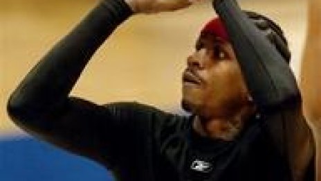 НБА: Айверсън с 30 точки за Филаделфия, Маями падна от Мемфис