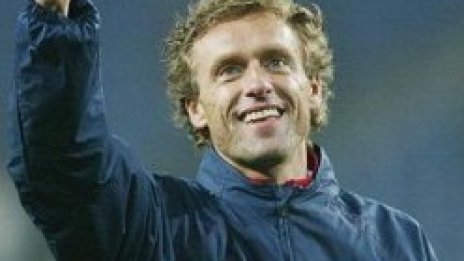 Треньорът на Хамбургер пристигна без документи