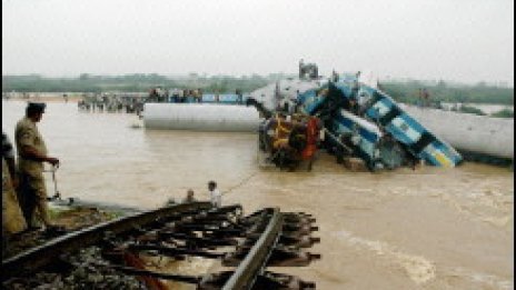 Влак дерайлира в Индия, 100 души са загинали