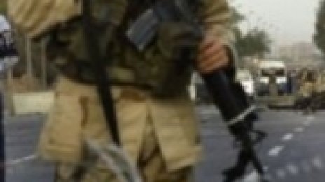 Случаен куршум рани в рамото наш редник от базата в Ирак