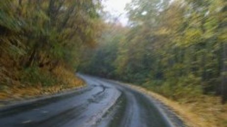 Повечето от пътищата в страната са мокри и частично заледени