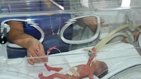 Бебе с тегло 400 г се роди в Смолян