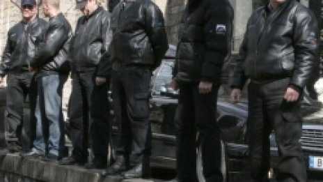 Армия гардове налетя на погребението на Доктора