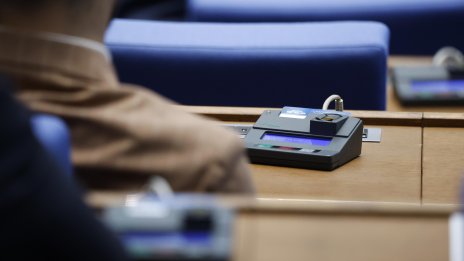Окончателно: Държавните служители ще плащат осигуровки, парите за майките и безработните се замразяват