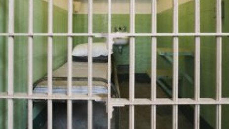 Свобода за тримата, "надзиравали" извращения в Софийския затвор