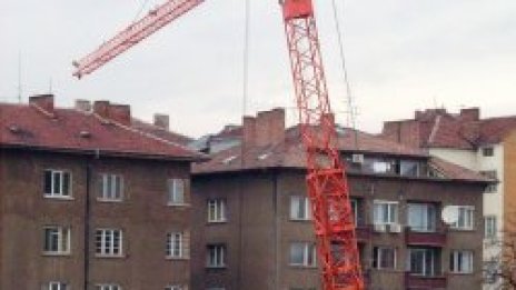 Кран в центъра на София е пред срутване
