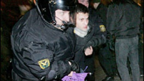 Протестиращите в Беларус натоварени на камиони от спецчасти