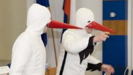 Щъркели разпитват първолаци дали искат братче или сестриче