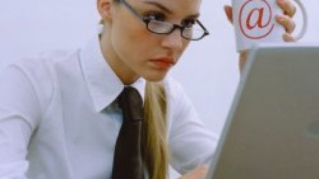 Бъдещите чиновници ще трябва да се цанят по интернет