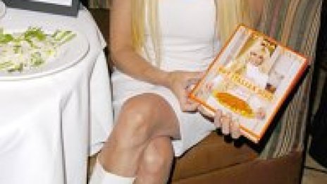 Свят в кадър: Стивън Сийгъл пее,мафиотска щерка издаде готварска книга