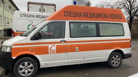 Сръбски монах бере душа, скочи от линейка в движение