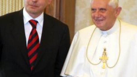 Папски хвалби за управляващите ни