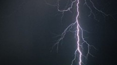 Мълния опожари мебелен цех в Ямбол