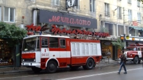 Пожарникари отводняват улици и сгради,светофари не работят в столицата