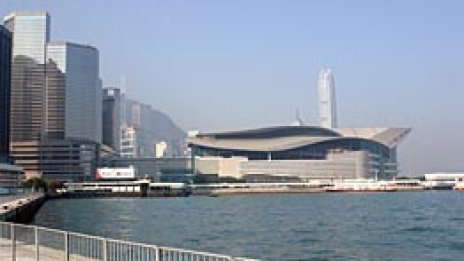 В Хонконг работят без сака и вратовръзки за икономия