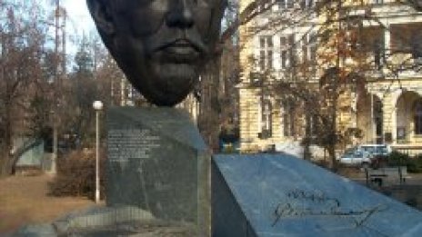 Слагат скулптура върху чешмата в градинка &quot;Кристал&quot;