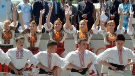 Туристи ще друснат километрично хоро в Слънчев бряг