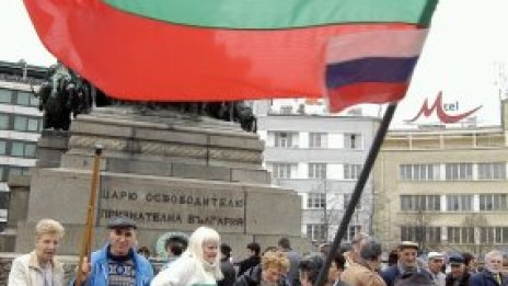 Първанов се облегна на пенсионерски гръб