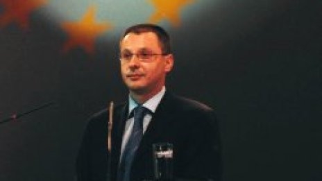 Станишев няма да удря по масата