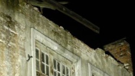 Покривът падна сам, сградата разрушиха експерти