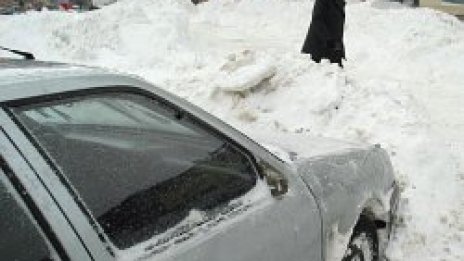 Сняг се сипе на парцали, коли в центъра – едва ли