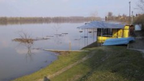 Дунав продължава да се пълни с мазут