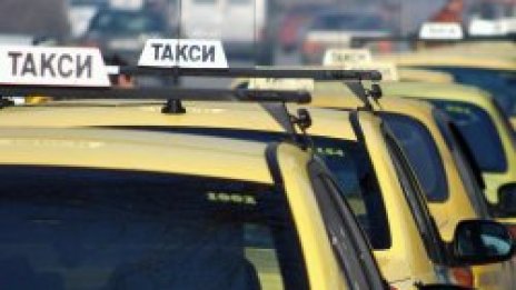 Таксита возят безплатно трудноподвижни хора на изборите