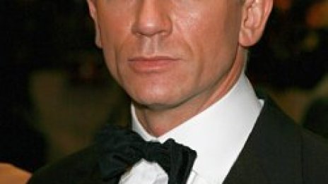 Елизабет II на премиера на поредния 007