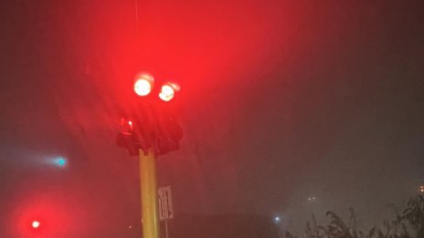 В мъглата: Автобус върху циментови заграждения,  кола пак "паркира" на релсите