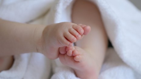 Роди се първото бебе, заченато с помощта на AI робот