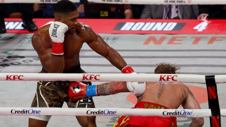 Антъни Джошуа прати на пода влогъра Джейк Пол СНИМКИ