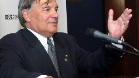 Батето чукна държавата