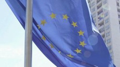 В Първомай шият еврознамена, та се късат