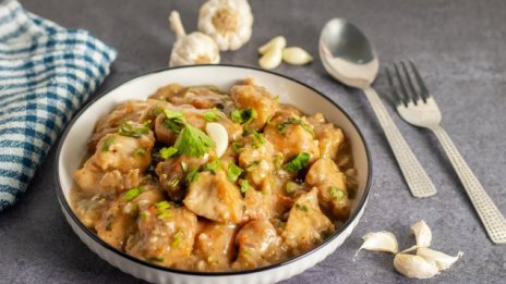 Рецептата Dnes: Пиле с чесън и сметана