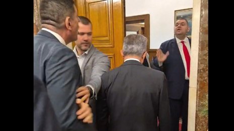 Скандал в парламента: Мирчев търси Пеевски и се намериха ВИДЕО