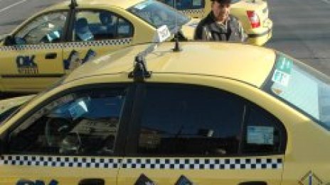 Убиха таксиджия, с него и държавата