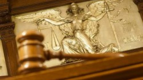 Забраниха на 10-годишен да се доближава до семейството си