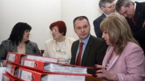 Станишев внесе в ЦИК документите на БСП за евровота