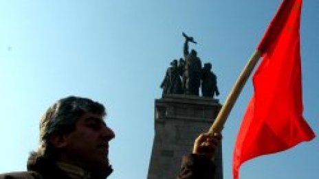 Комунисти: БСП са &quot;ляв мигач-десен завой&quot;