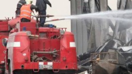 Пожар в Пловдив: изгоряха магазин и две леки коли