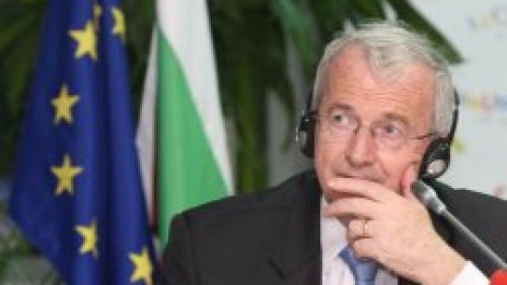 Еврокомисар: Не можем да поемем отговорността на българските власти