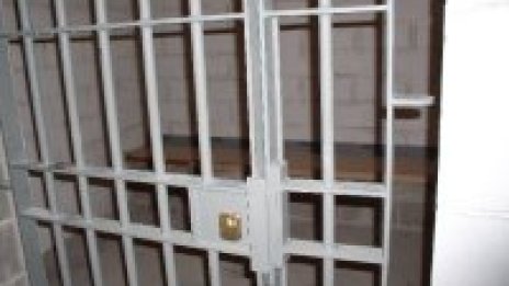 Фантоми се самозаключват в килия, след това бягат