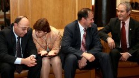 Мнозинството бламира опозицията